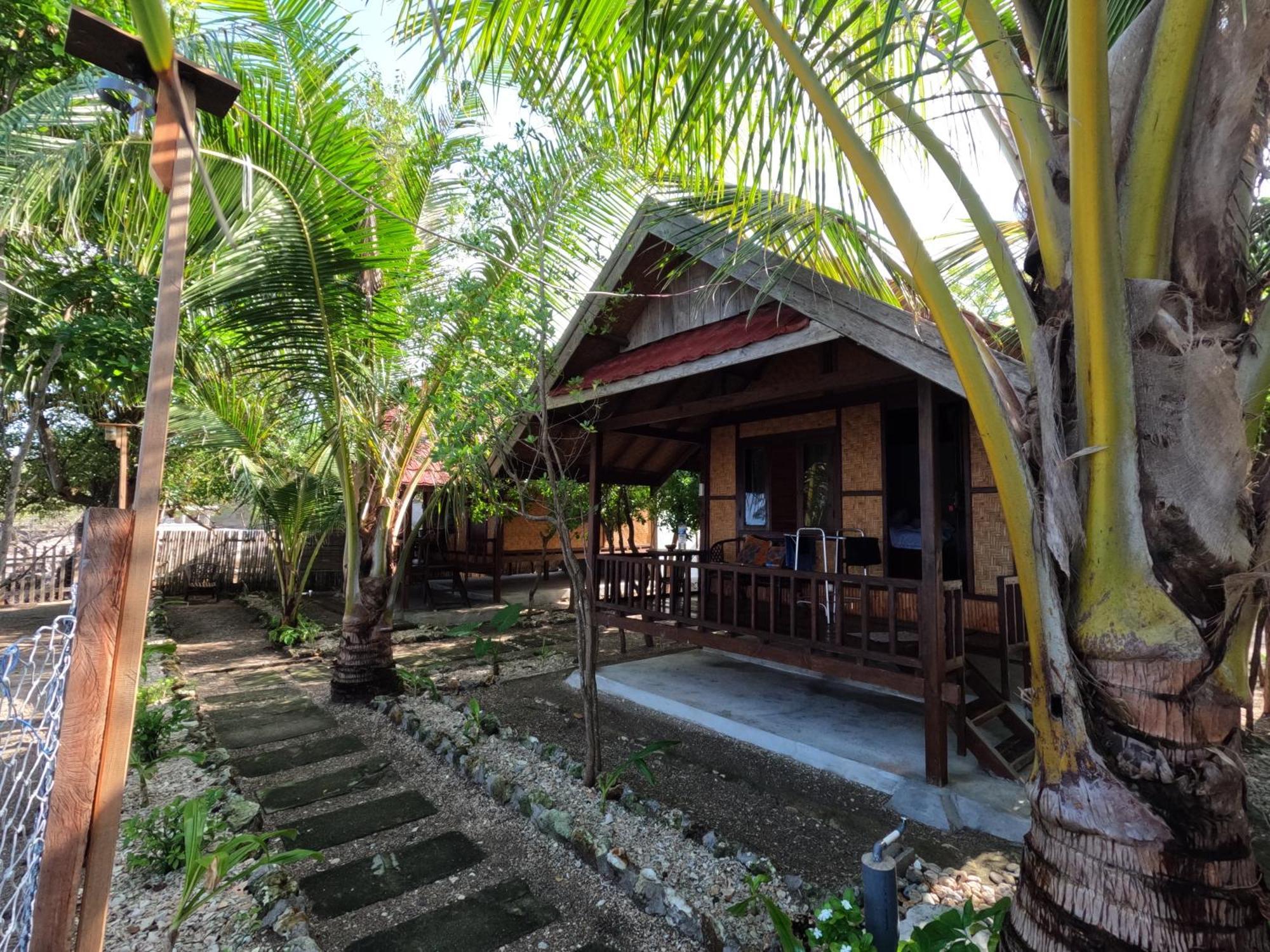 Maryan Moyo Bungalows & Resto Moyo Island Esterno foto