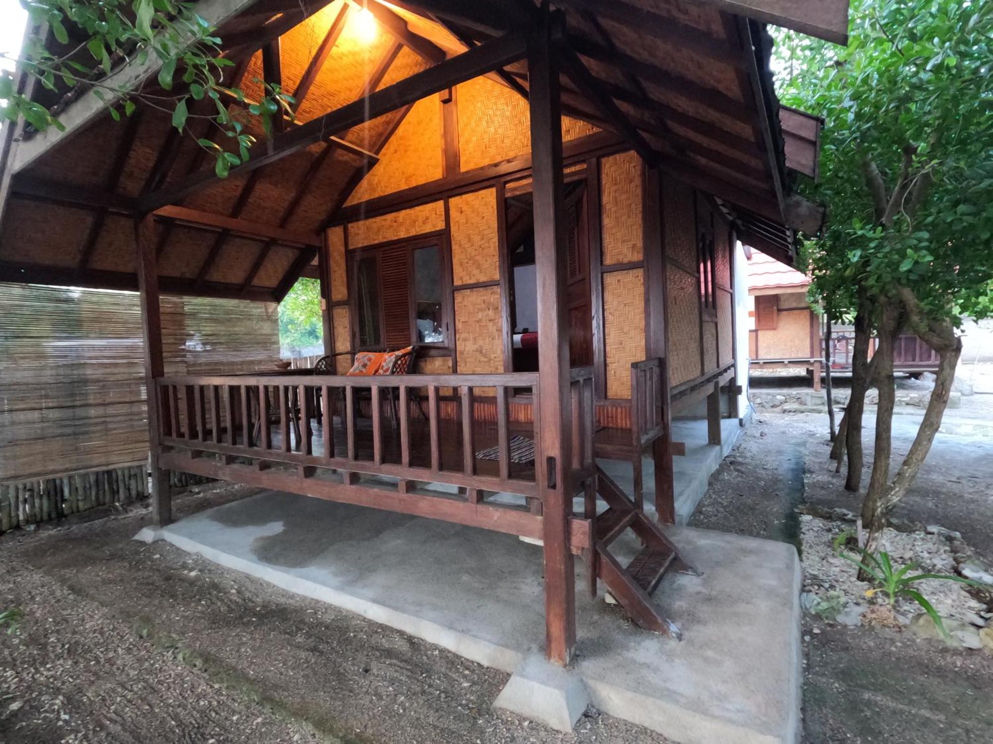 Maryan Moyo Bungalows & Resto Moyo Island Esterno foto